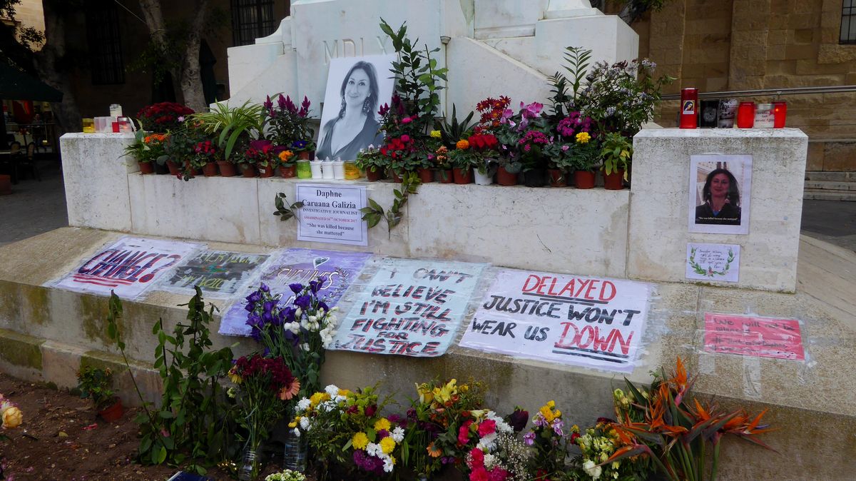 Vyšetřování vraždy maltské novinářky. Bývalý šéf úřadu vlády strávil noc ve vazbě
